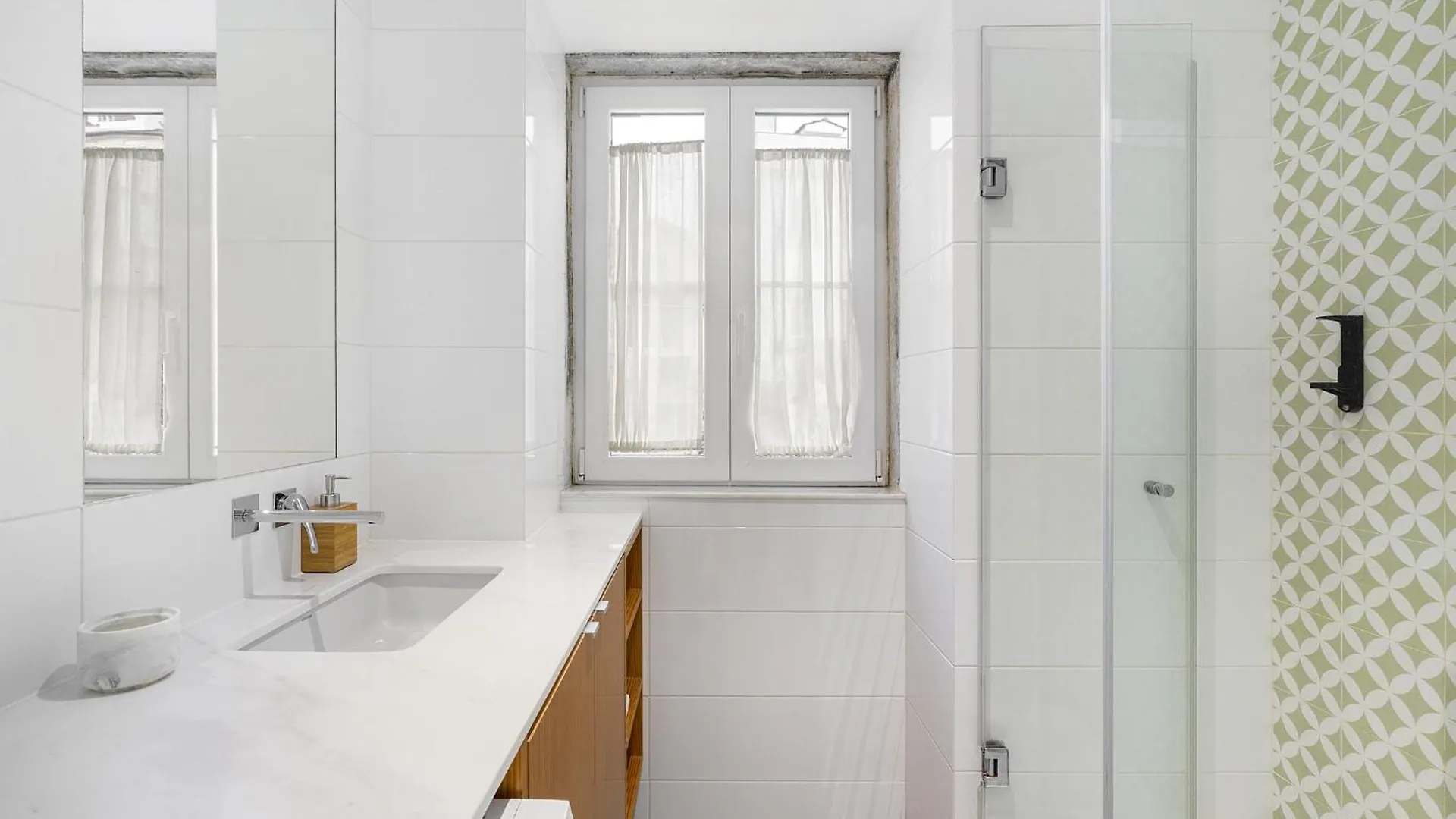 Whome Dreamy Living Your Chic Graca Retreat Lisbon Apartment